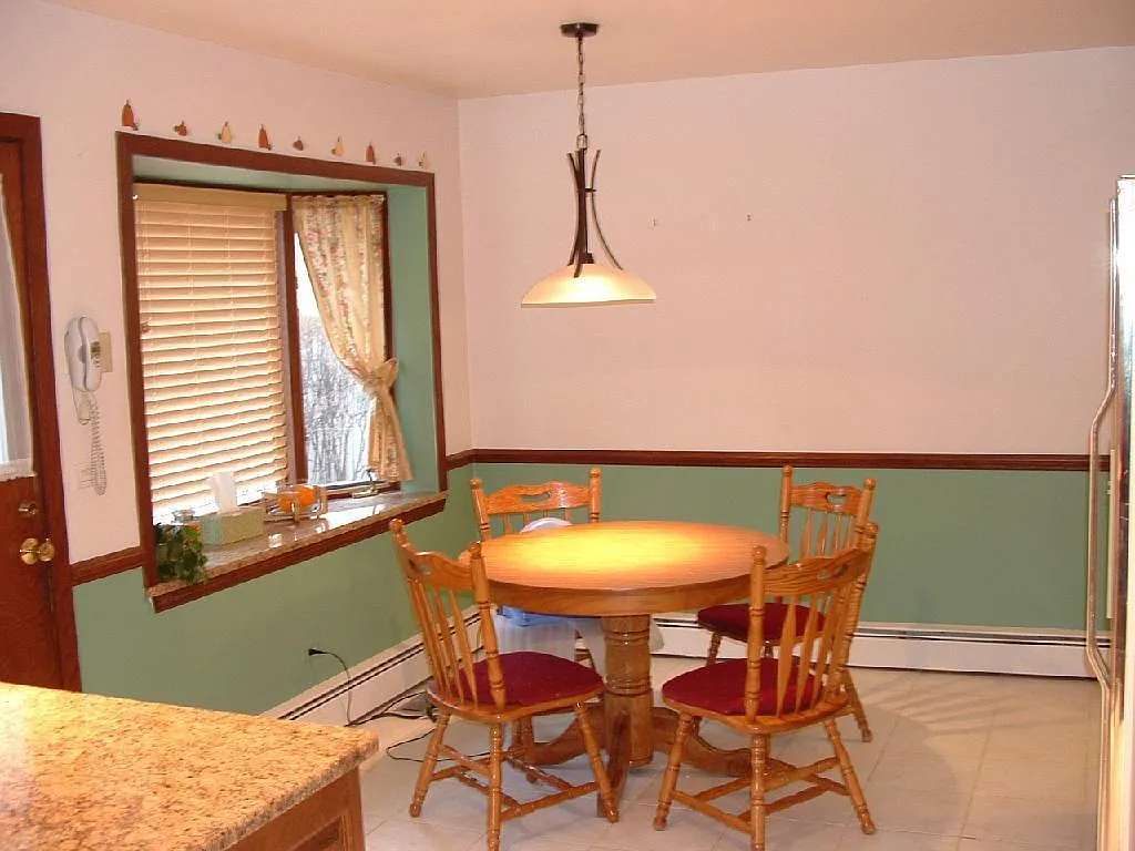 Spacious & Gracious Park Ridge Split w/Sub Bsmt. 4BR 3BA — Photo 2