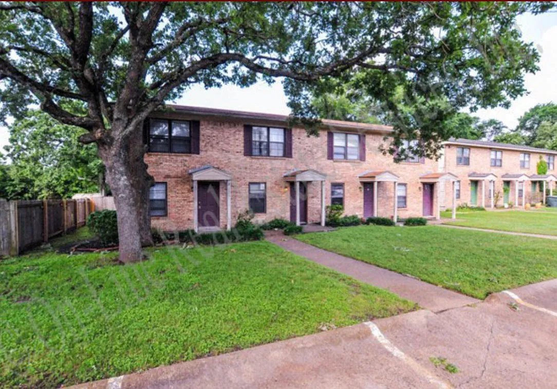 2 bed, 1.5 bath, 944 sqft, $925 — Photo 1