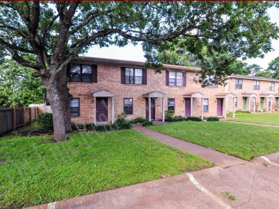 3318 Forestwood Dr #B