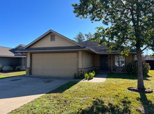 907 Crested Point Dr, College Station, TX 77845