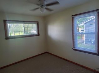 833 W 7th St, Flora, IL 62839