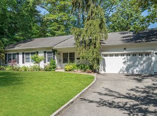 60 Fir Dr, Roslyn, NY 11576