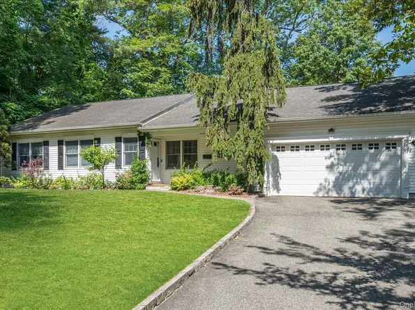 60 Fir Dr, Roslyn, NY 11576