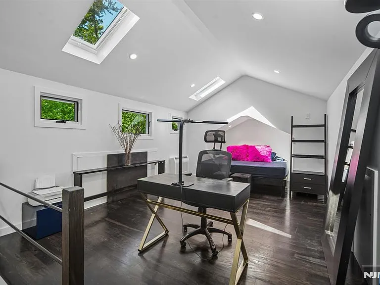 2B Paris Ave — Photo 10