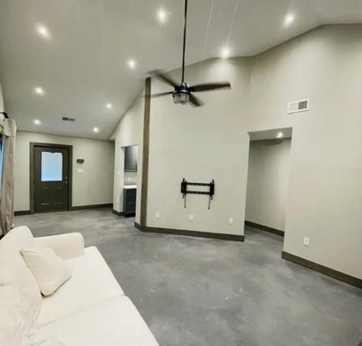 3 bed, 1220 sqft, $1,800 — Photo 2