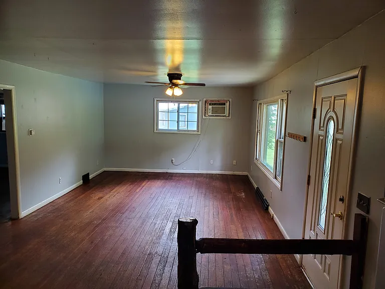 4245 Hickman Rd NE — Photo 3