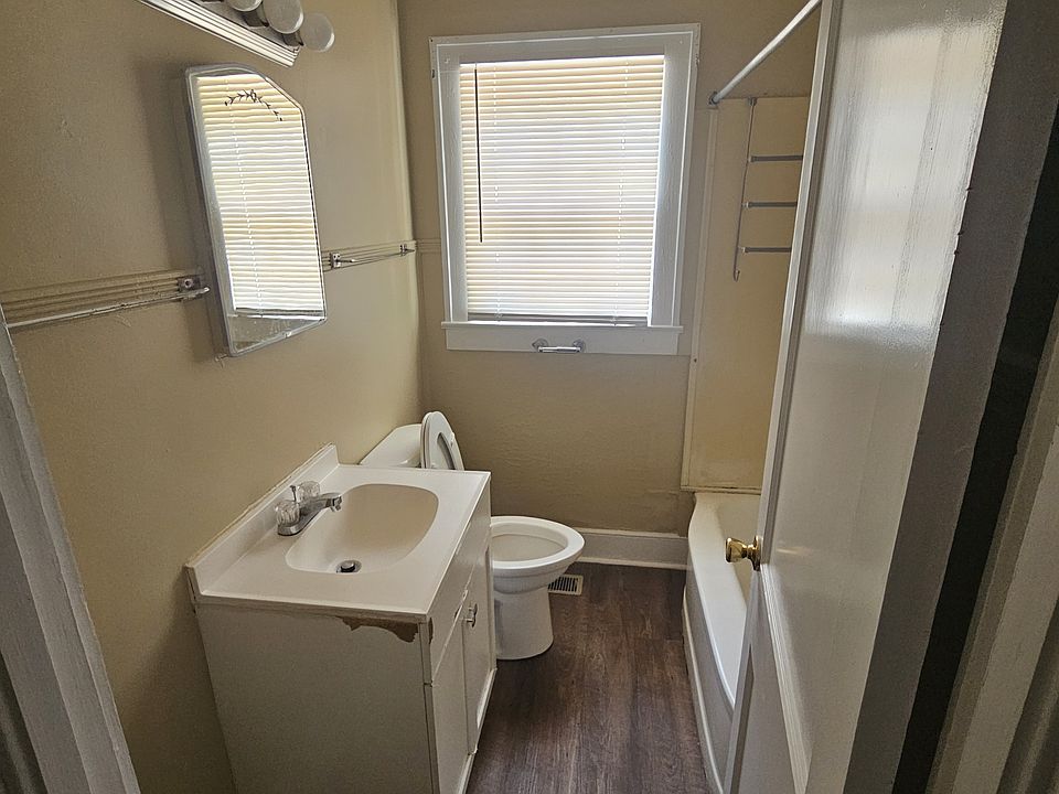 2nd image of 810 W Residence Ave