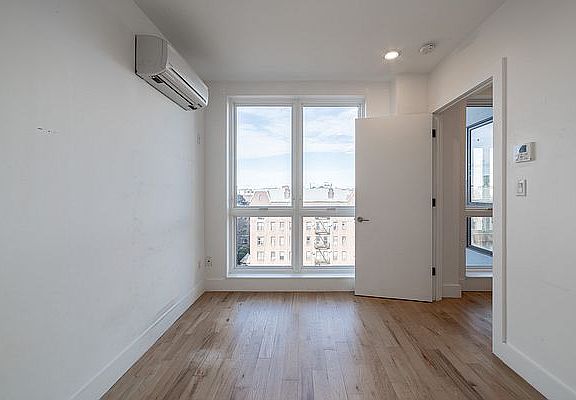 4th image of 210 Linden Blvd #5D