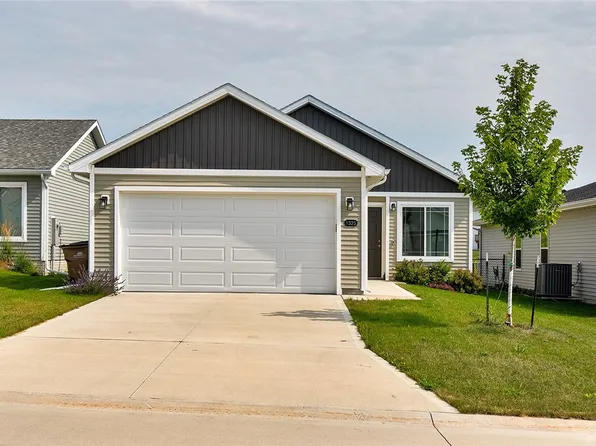 1325 Blazing Star Dr, Carlisle, IA 50047