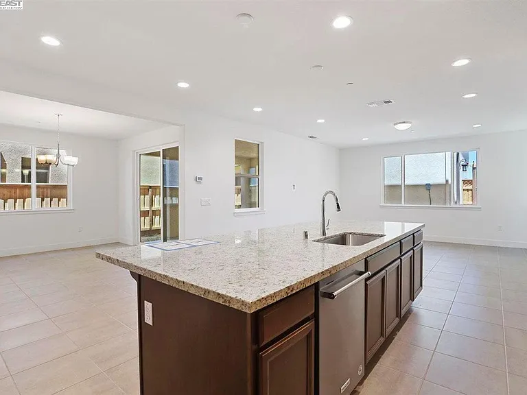 107 E Vince St — Photo 8