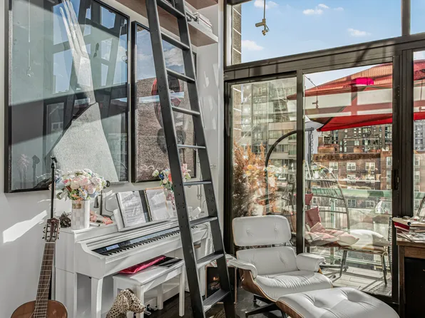 22 West 15th Street image 3 of 18