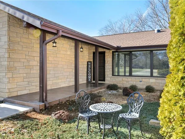 1800 Pine Ridge Dr, Leavenworth, KS 66048