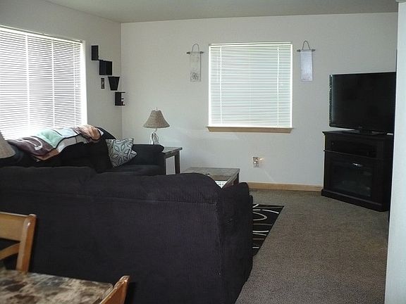 3rd image of 828 Knife River Dr