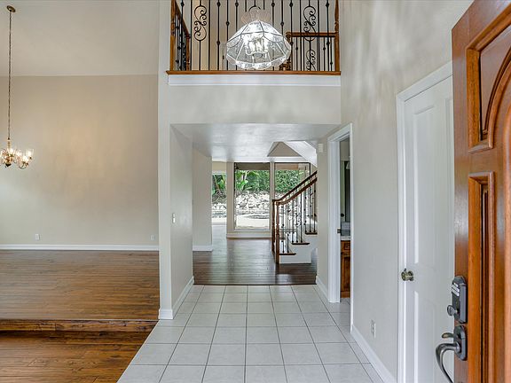 5th image of 326 Fox Ridge Dr