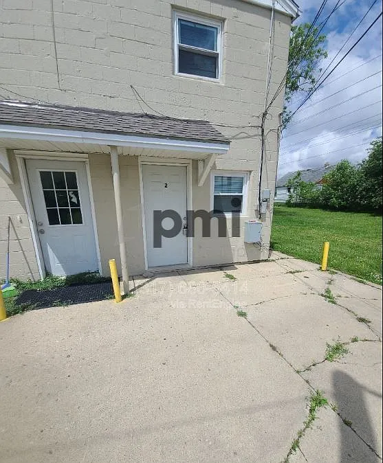 Building Photo - 1311 E 11th St #2