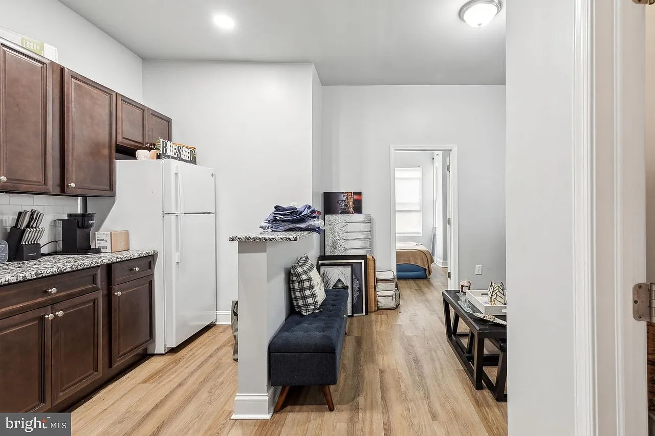 1633 W Oxford St — Photo 2