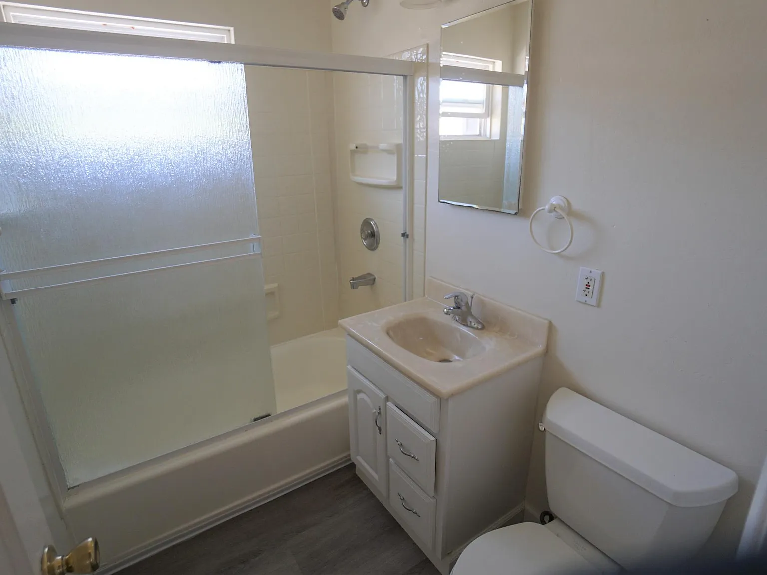 2 bed, 800 sqft, $3,300 — Photo 3