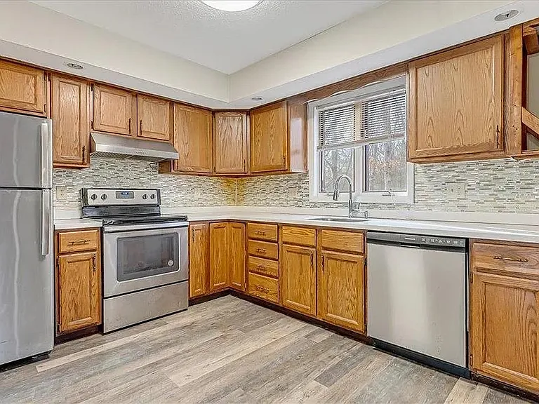 221 Somerset Dr — Photo 9