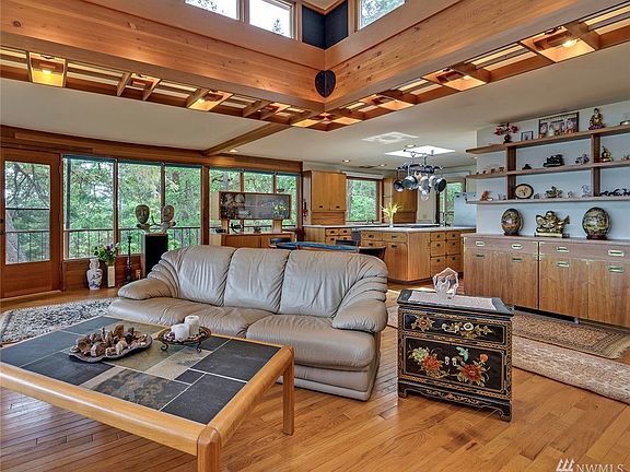 5th image of 1012 Shoreland Dr