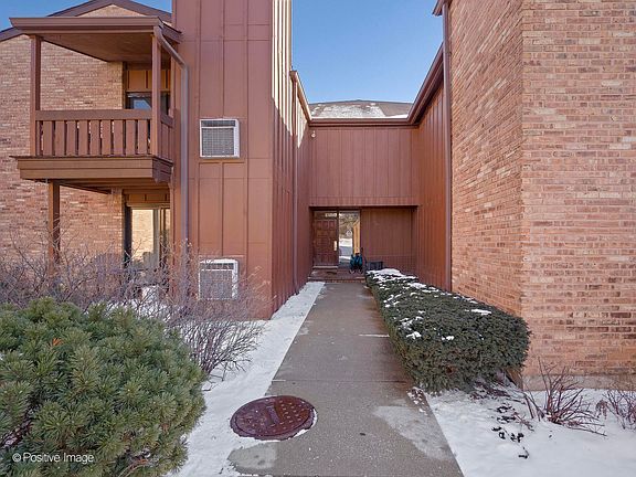 2nd image of 1S055 Spring Rd APT 2C