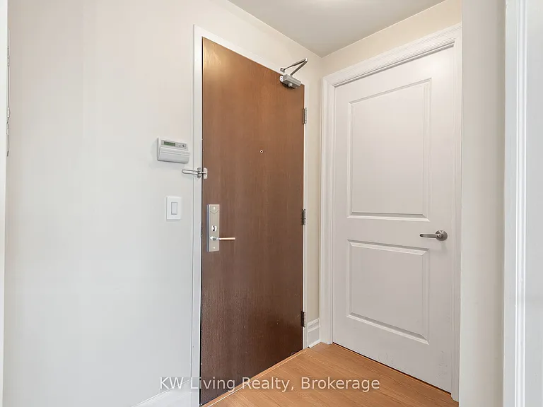 21 Upper Duke Cres #604 — Photo 3