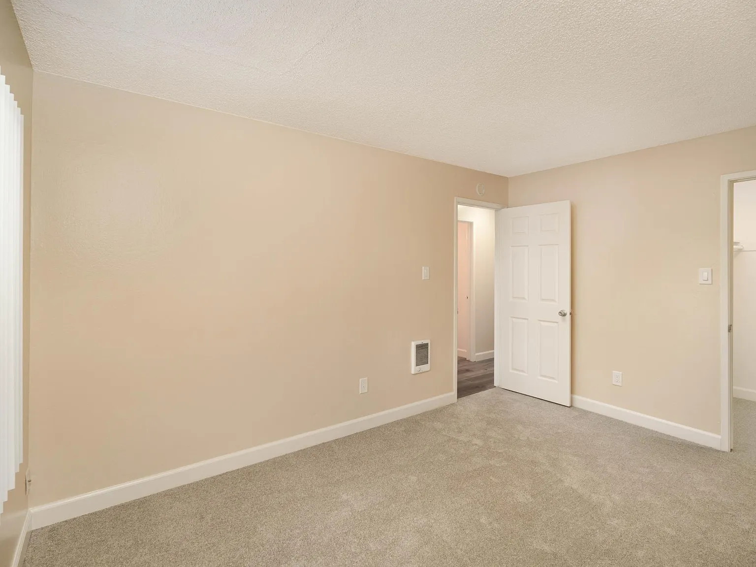 2 bed, 900 sqft, $1,615 — Photo 2