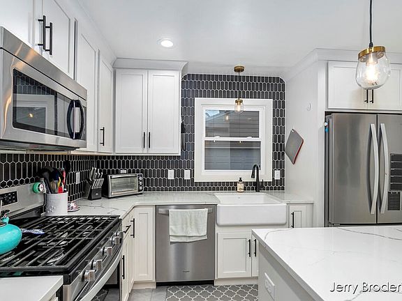 4th image of 1104 Hollywood St NE
