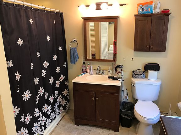 Upstairs large bathroom. 