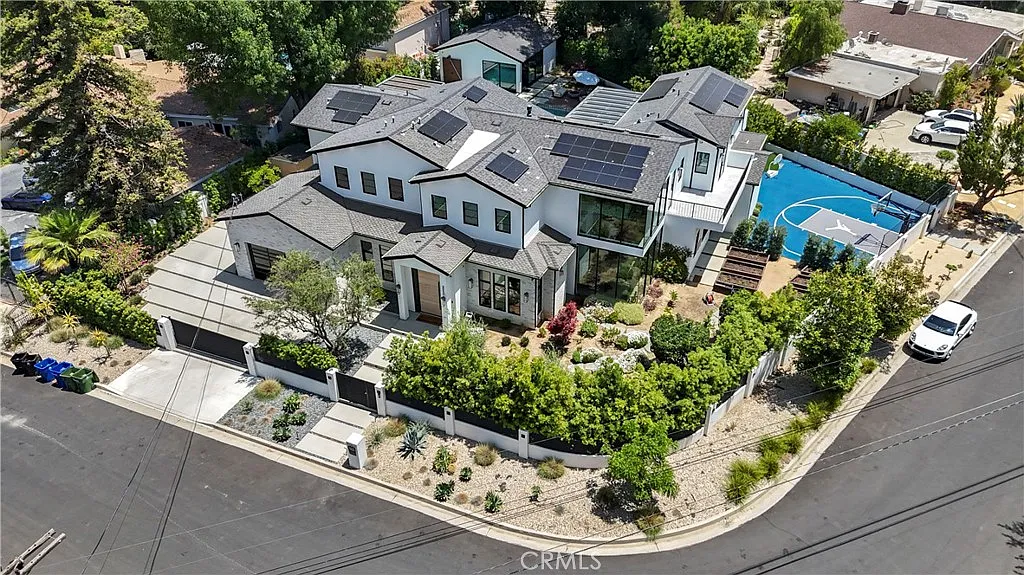 7 bed, 7000 sqft, $34,000 — Photo 2