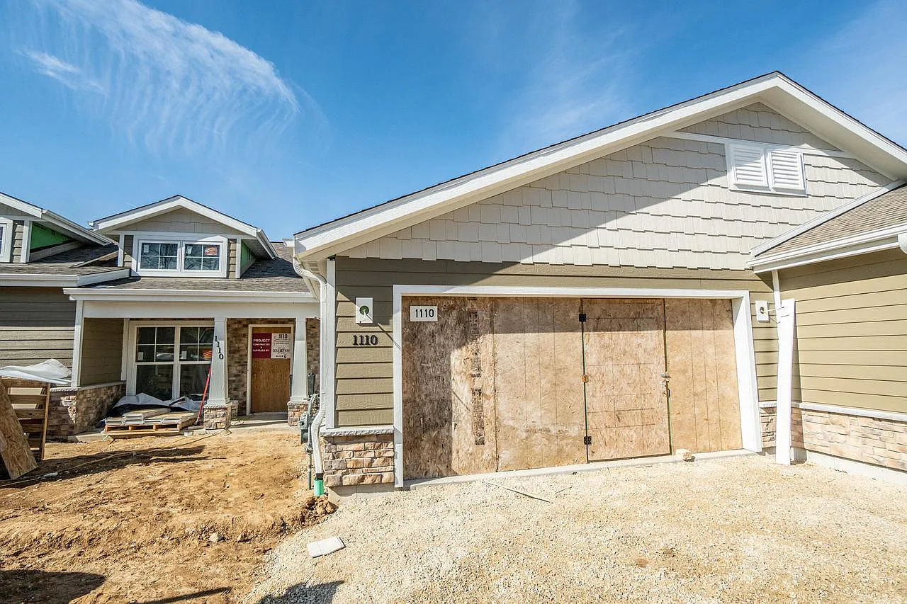 1110 Harbor AVENUE photo 1