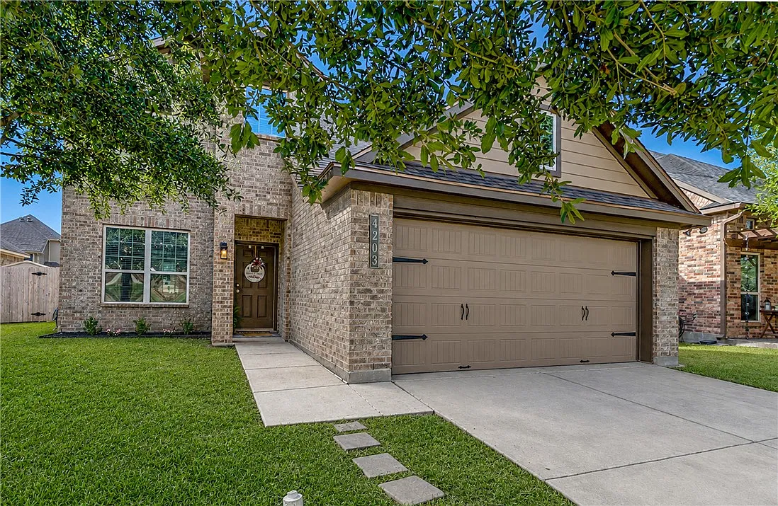 4 bed, 2.5 bath, 2655 sqft, $2,900 — Photo 2