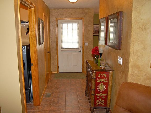 Foyer w/ coat closet