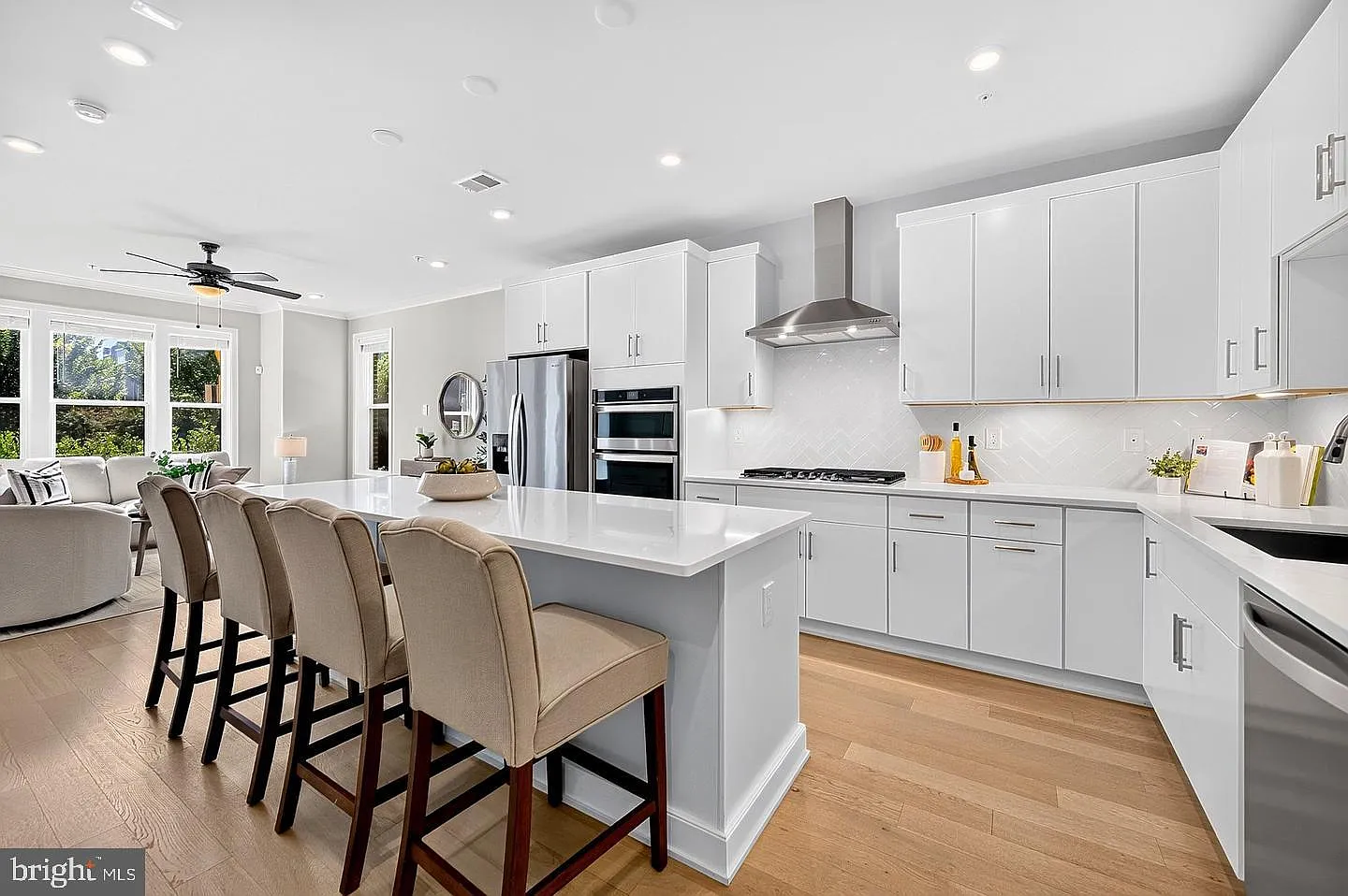 3 bed, 2.5 bath, 1654 sqft, $3,200 — Photo 1