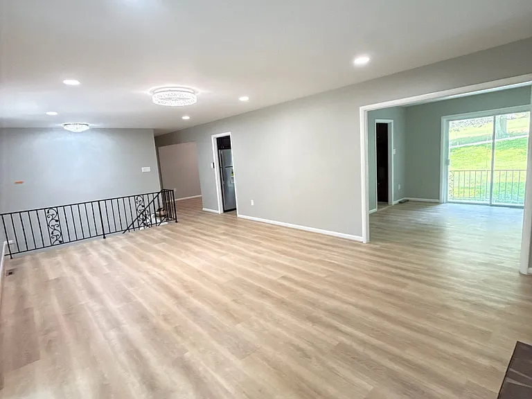 1260 Kenmore Dr — Photo 2
