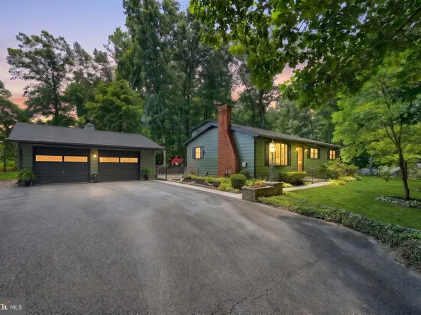 6106 Hill Top Dr E, Spring Grove, PA 17362