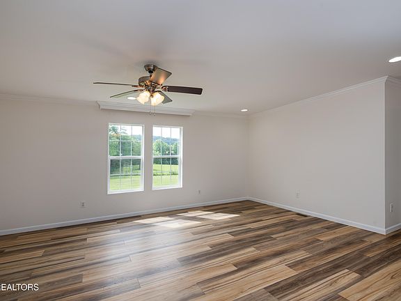 5th image of 826 Sweetwater Rd