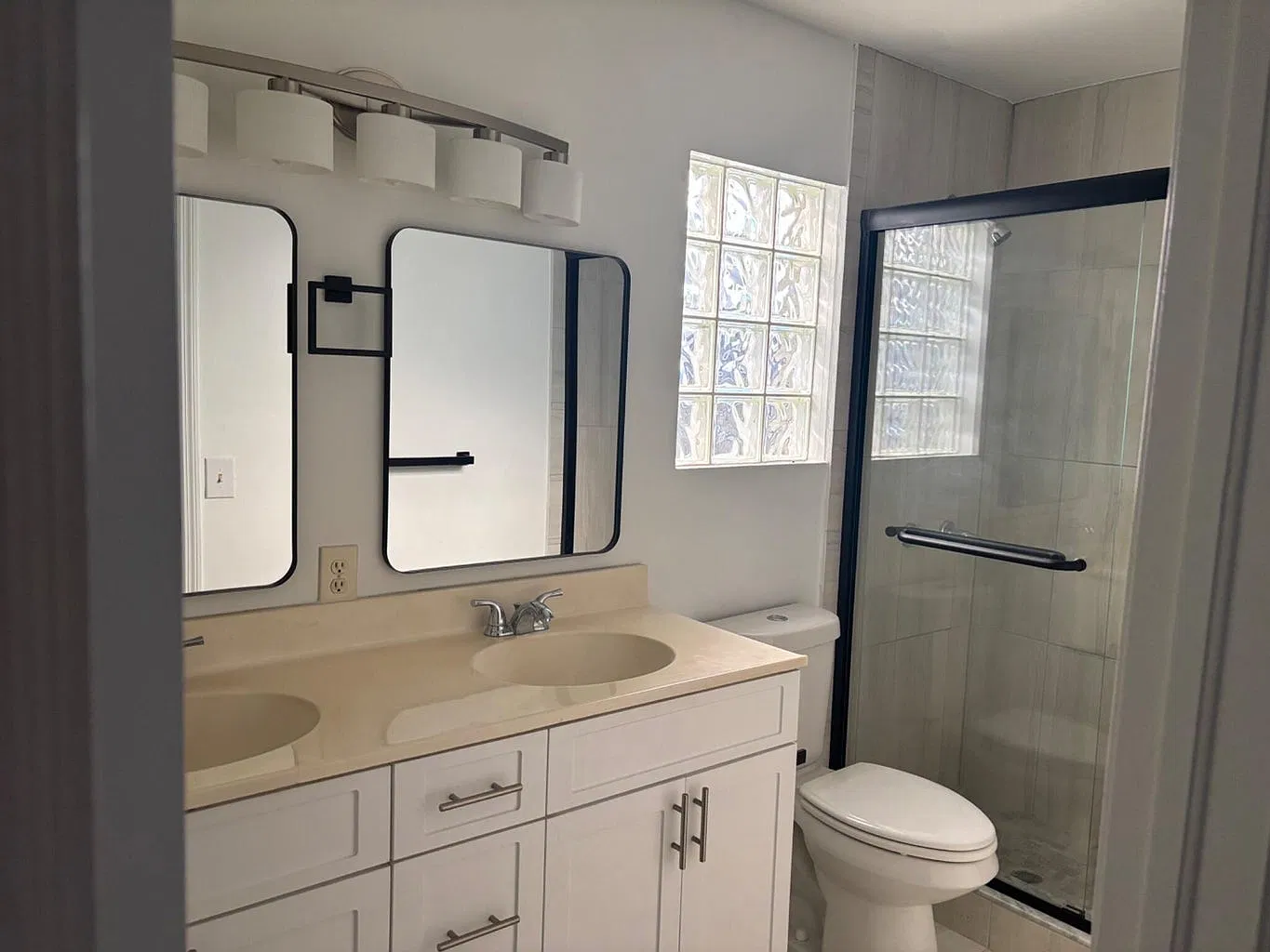 3 bed, 1405 sqft, $3,259 — Photo 3