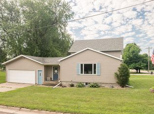 408 2nd St, Hull, IA 51239