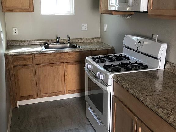 Kitchen (Microwave, Stove, Refrigerator (full size)