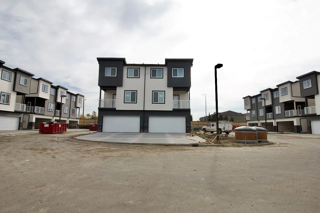 3 Bed 2.5 Bath Dbl Garage Balcony Townhouse For Rent Leduc — Photo 2