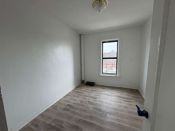 4th image of 312 E 197th St #4D