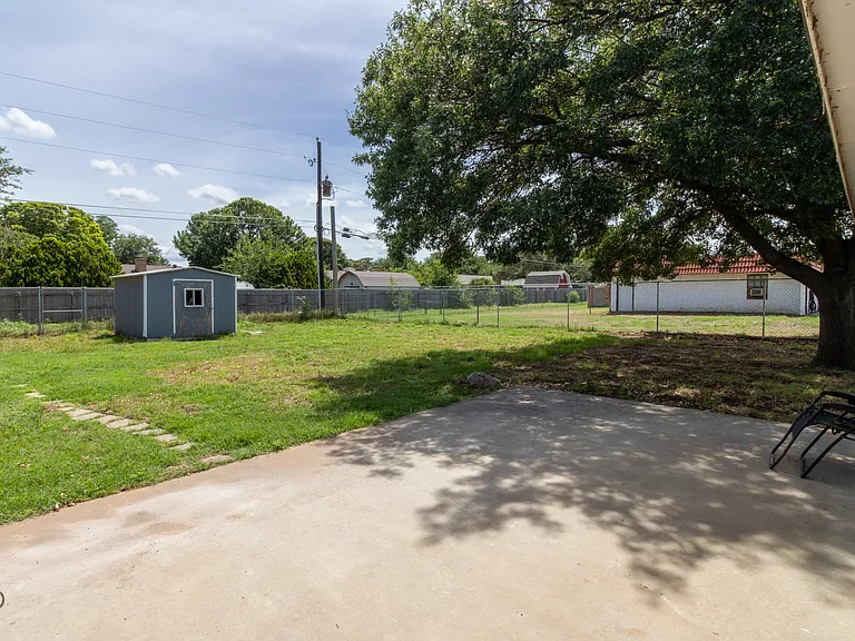 1214 Sycamore Dr — Photo 29