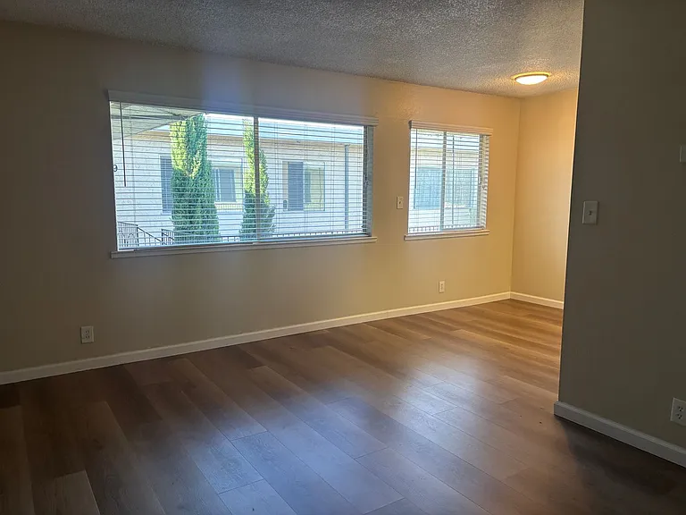 4589 Hamilton Ave — Photo 11