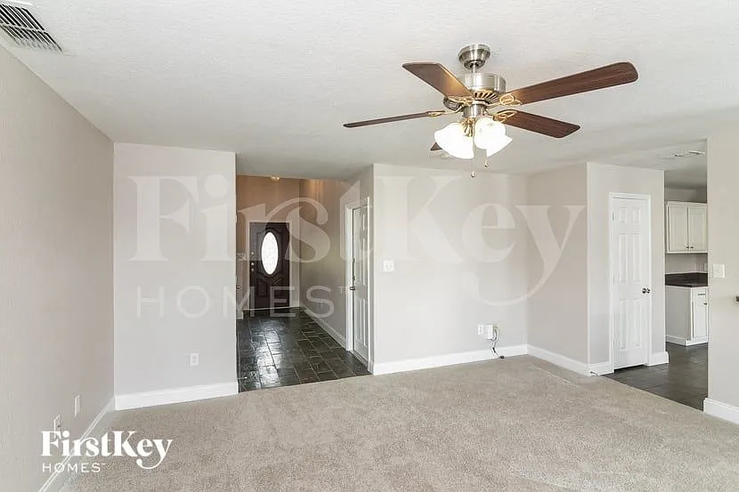 3 bed, 2.5 bath, 1569 sqft, $1,695 — Photo 2