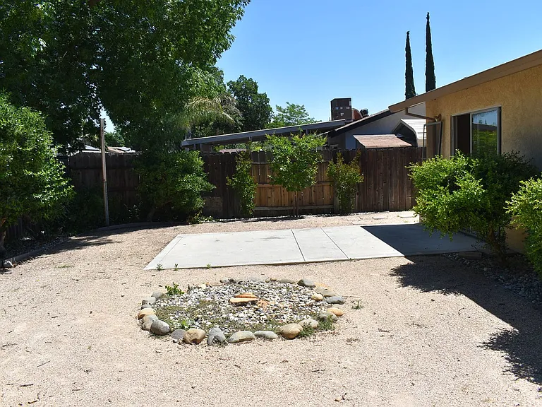 1037 Eisenhower Way — Photo 17
