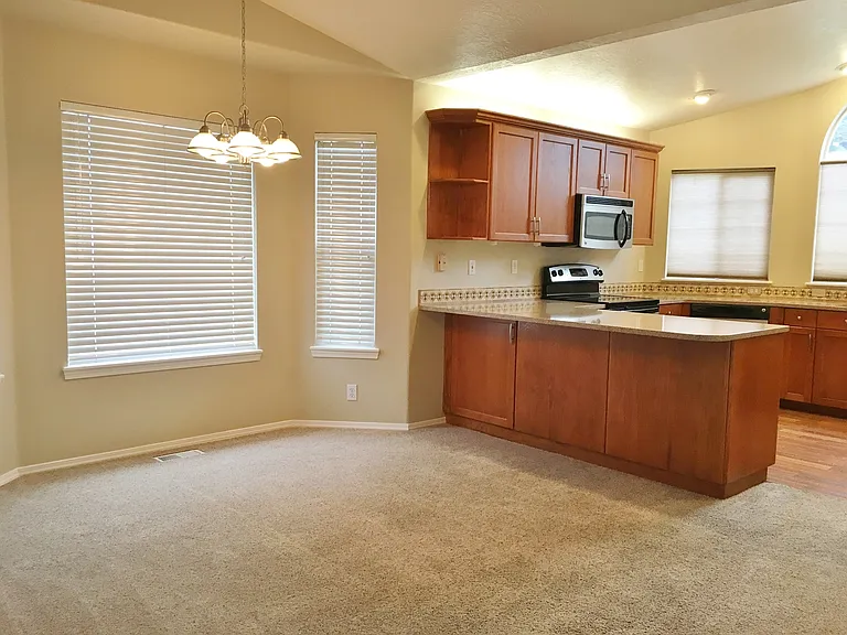 885 E Monarch St — Photo 7