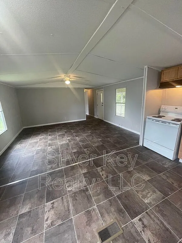 3 bed, 2.0 bath, $1,095 — Photo 4