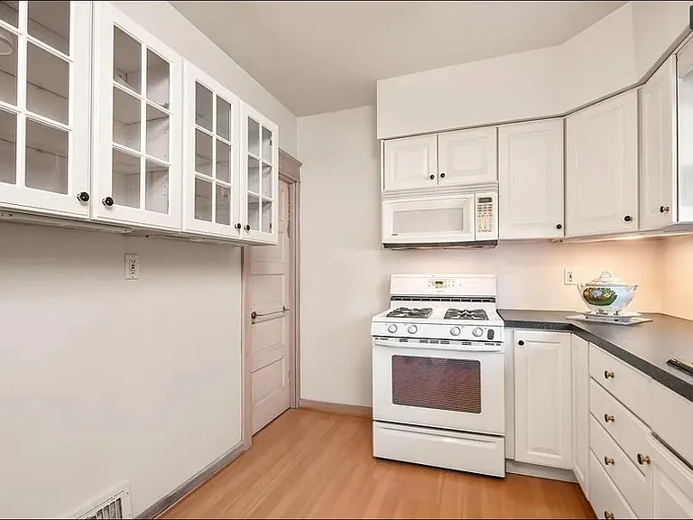 145 W Brookdale St — Photo 5