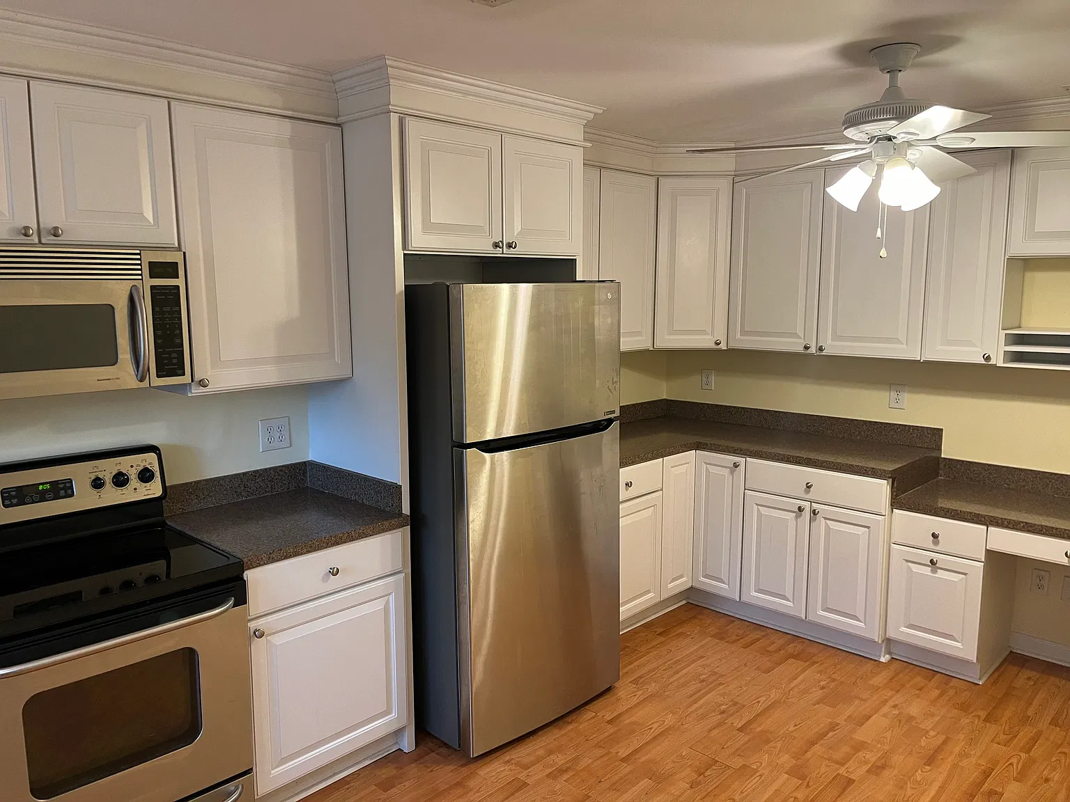 849 Cambridge Dr — Photo 2