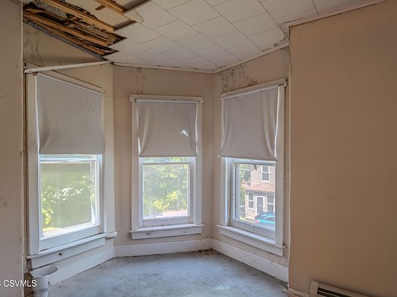32nd image of 205 Sunbury St